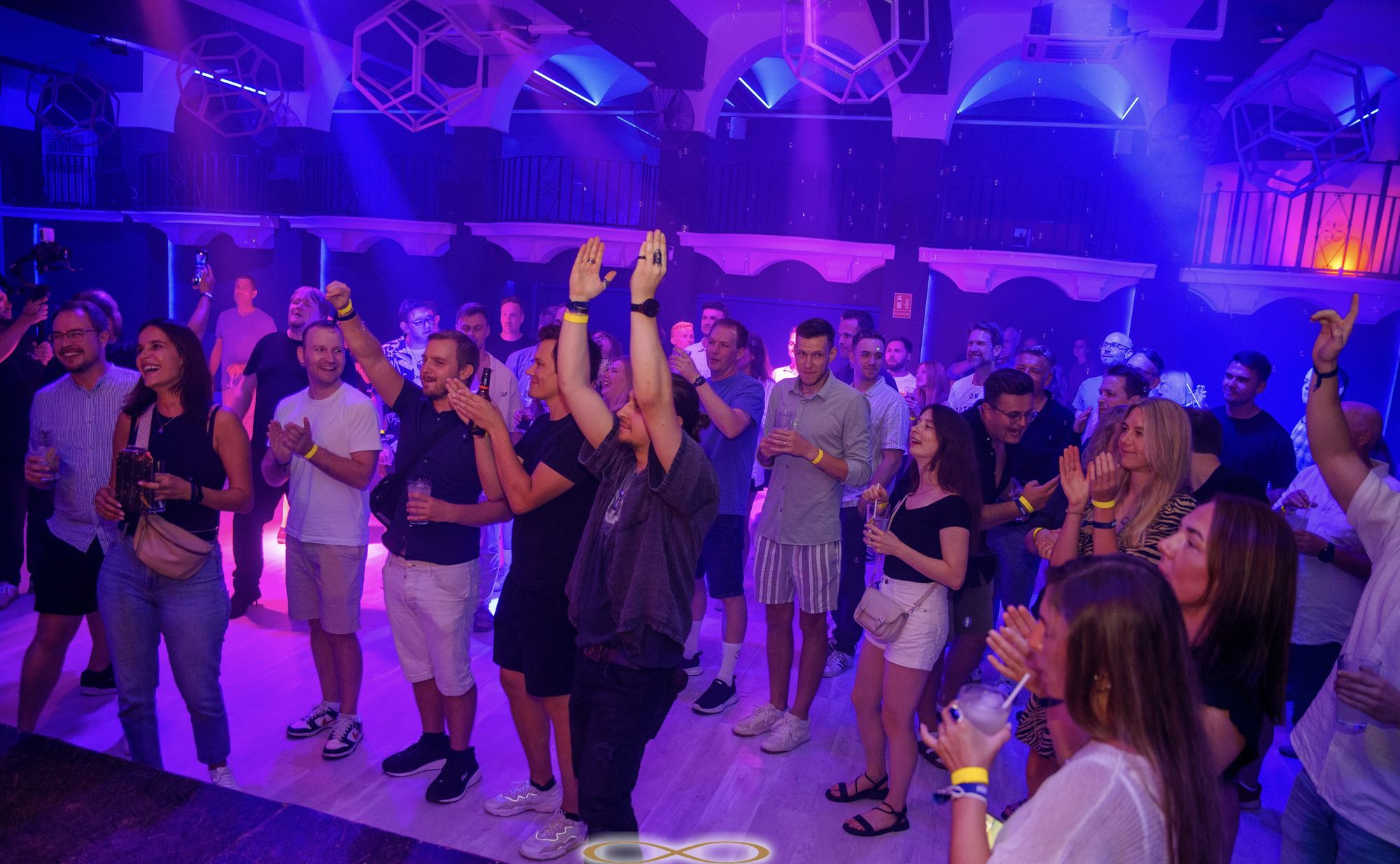 Gäste bei einem Abendevent auf Ibiza
